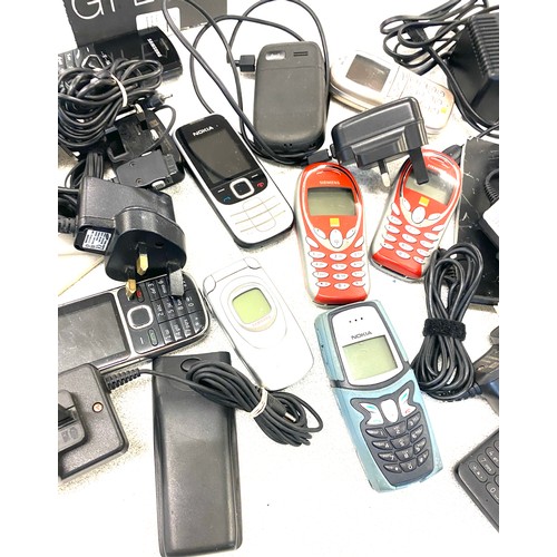 823 - Selection of old mobile phones with chargers to include Nokia, Siemans, Philips, Samsung etc