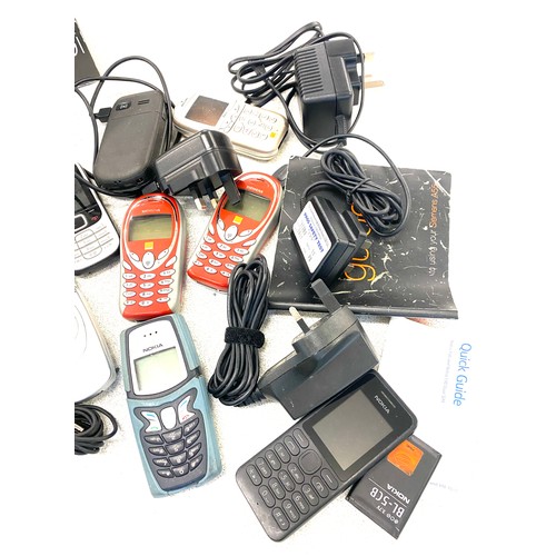 823 - Selection of old mobile phones with chargers to include Nokia, Siemans, Philips, Samsung etc