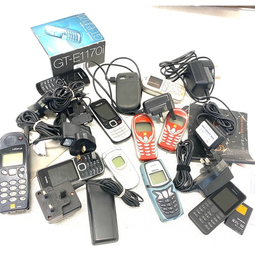 823 - Selection of old mobile phones with chargers to include Nokia, Siemans, Philips, Samsung etc