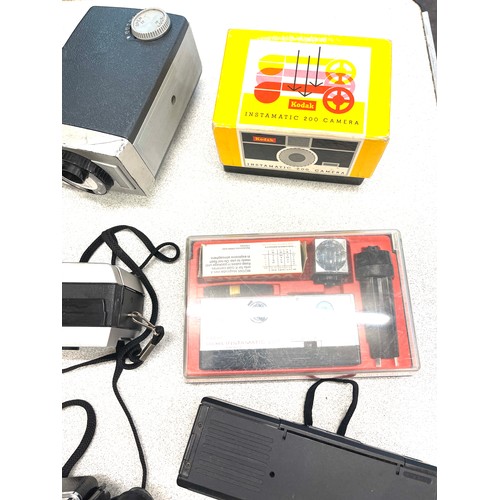 828 - Selection vintage cameras and camera equipment to include Kodak Instamatic 200, 300, Rollei 200 etc ... 