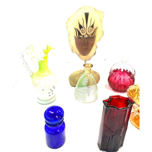 831 - Selection of collectable glassware to include carnival glass, Julianna collection etc