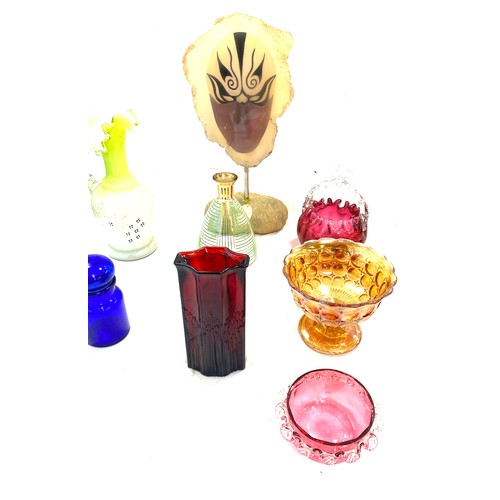 831 - Selection of collectable glassware to include carnival glass, Julianna collection etc