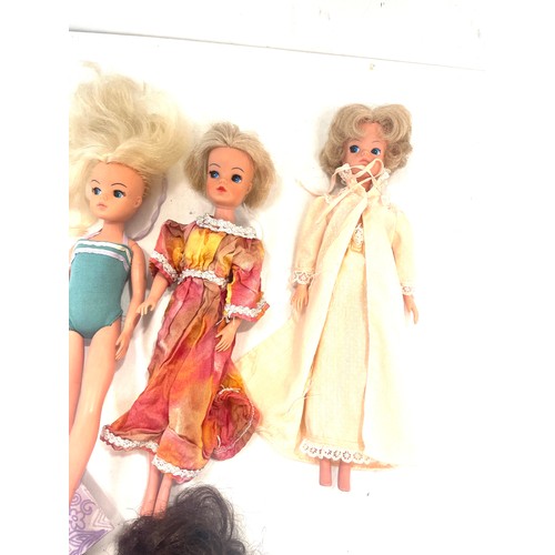 784 - Selection of 1973 vintage Cindy dolls