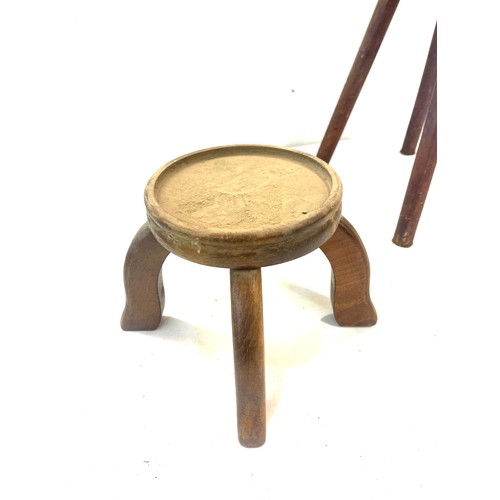 812 - 2 Vintage wooden stools