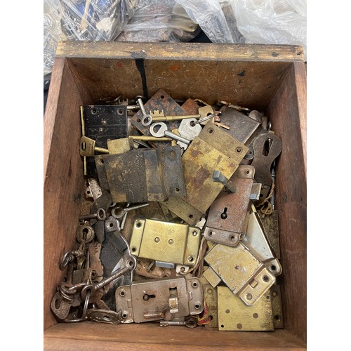 870 - Selection vintage locks and keys