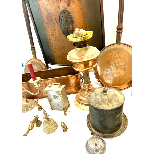 877 - Selection brass and metalware to include firescreen, bed warmers, picture frame etc