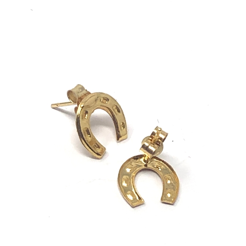 88 - 9ct gold horse shoe earrings weight .04g