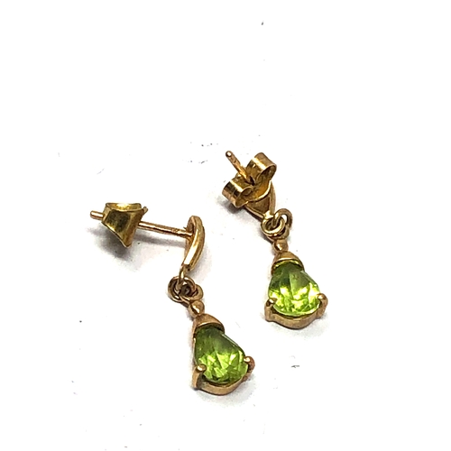 104 - 9ct gold peridot earrings measure approx 2.2cm drop weight 1.7g