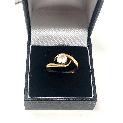 195 - 18ct gold synthetic spinel ring (3.9g)