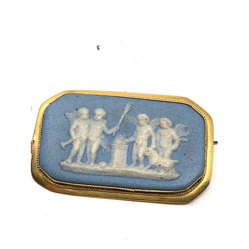 117 - 9ct gold framed vintage wedgwood jasperware brooch (13.9g)