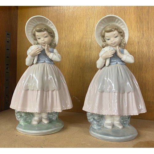 656 - Matching Nao girl holding flowers wearing bonnet figures, height 20cm