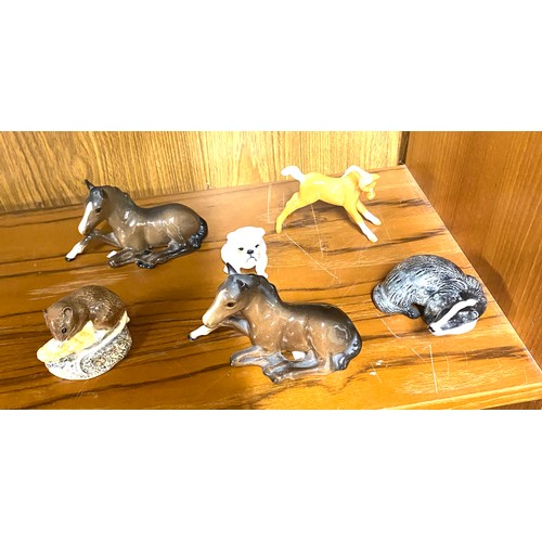 743 - Selection 6 Beswick animal ornaments to include Foul's, Badger, Field mouse, Bulldog, all in good ov... 