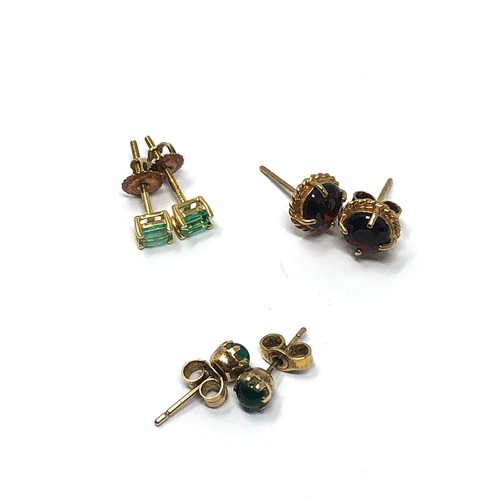 318 - 3 x 9ct gold paired gemstone stud earrings inc. emerald, garnet & chrysoprase (3g)