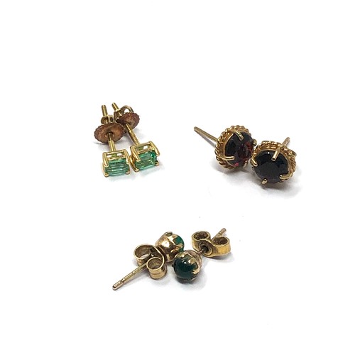 318 - 3 x 9ct gold paired gemstone stud earrings inc. emerald, garnet & chrysoprase (3g)