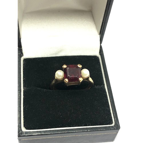 221 - 9ct gold vintage garnet & pearl three stone dress ring (3.6g)