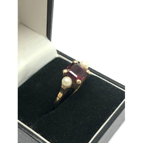 221 - 9ct gold vintage garnet & pearl three stone dress ring (3.6g)