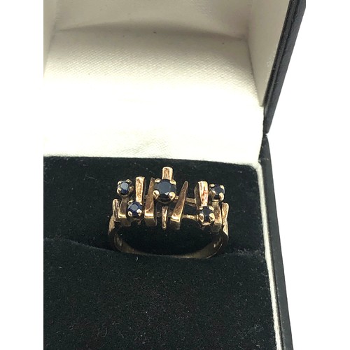 223 - 9ct gold vintage sapphire tree trunk textured ring (3.7g)