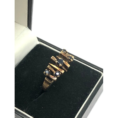 223 - 9ct gold vintage sapphire tree trunk textured ring (3.7g)