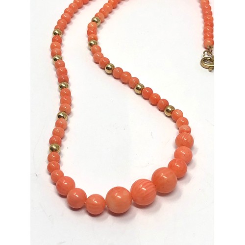 304 - 9ct gold clasp vintage coral beads bracelet (14.3g)