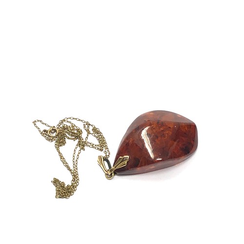 226 - 9ct gold vintage amber statement pendant necklace (10.5g)