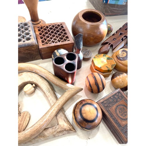 926 - Large selection of wooden items to include lidded box, pen holder etc