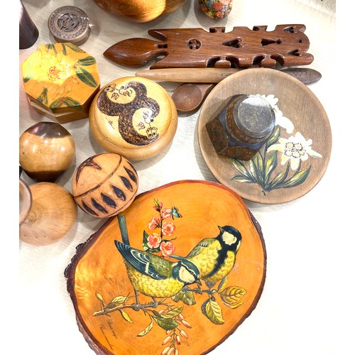 926 - Large selection of wooden items to include lidded box, pen holder etc