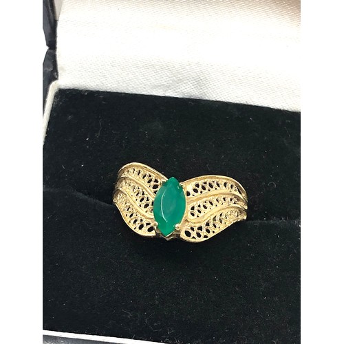 215 - 9ct gold chrysoprase wishbone openwork dress ring (2.1g)