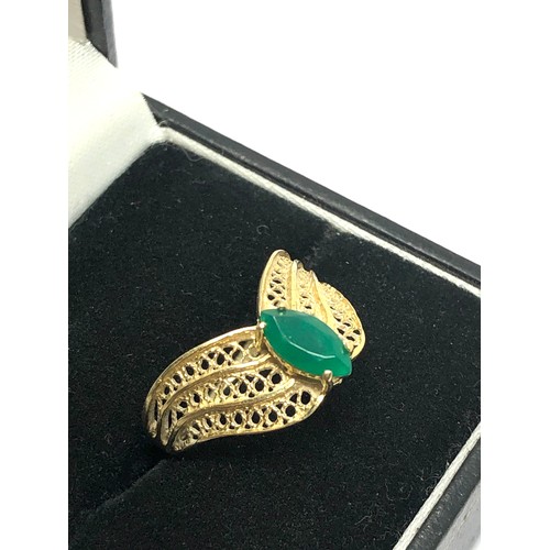 215 - 9ct gold chrysoprase wishbone openwork dress ring (2.1g)