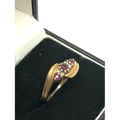 285 - 9ct gold ruby & diamond seven stone twist setting ring (3.1g)