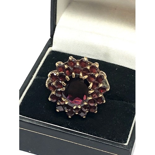 312 - 9ct gold vintage garnet cluster cocktail ring (6.4g)