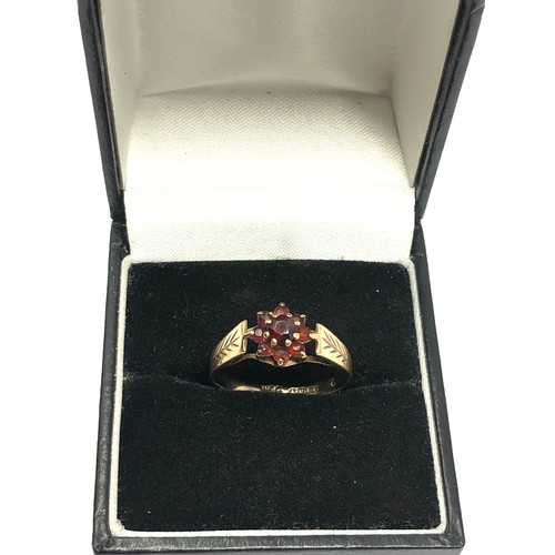 313 - 9ct gold vintage garnet floral cluster ring (1.5g)