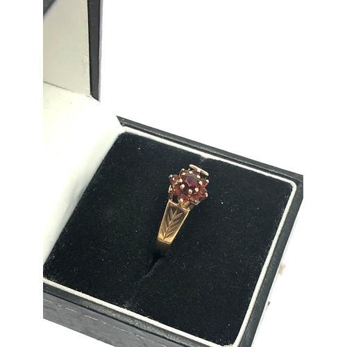 313 - 9ct gold vintage garnet floral cluster ring (1.5g)