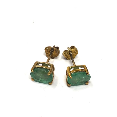 297 - 9ct gold emerald stud earrings (1g)