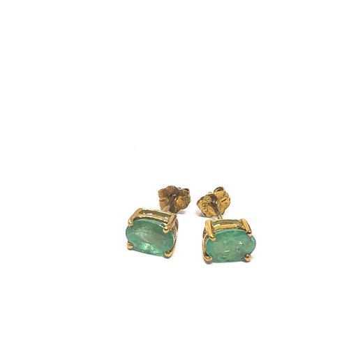 297 - 9ct gold emerald stud earrings (1g)