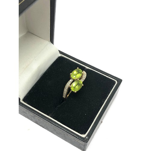 252 - 9ct gold diamond & peridot bypass ring (2.5g)