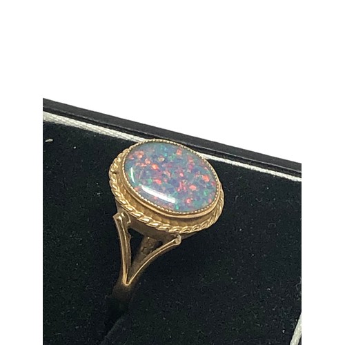 236 - 9ct gold opal statement ring (2.7g)