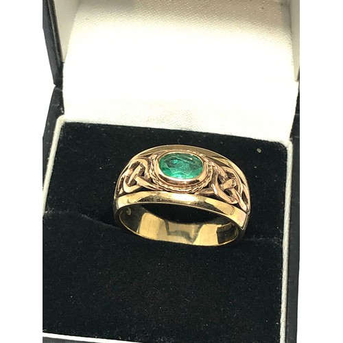 140 - 9ct gold emerald celtic knot set ring (5.7g)