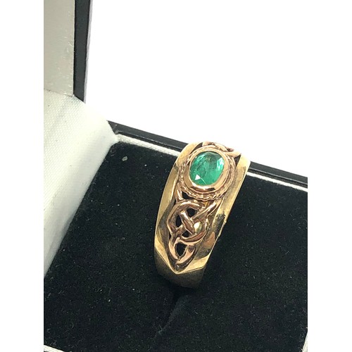 140 - 9ct gold emerald celtic knot set ring (5.7g)