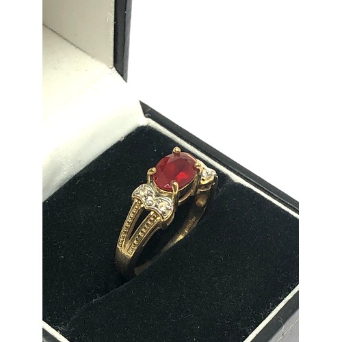 138 - 9ct gold red & white gemstone dress set ring (3.3g)