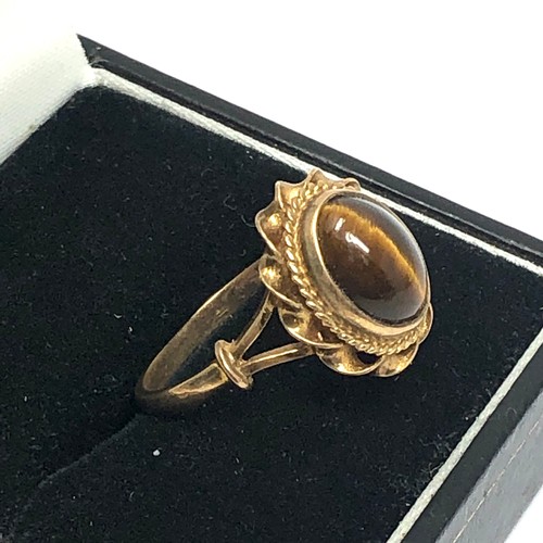 175 - 9ct gold cabochon tigers eye set dress ring (3.1g)