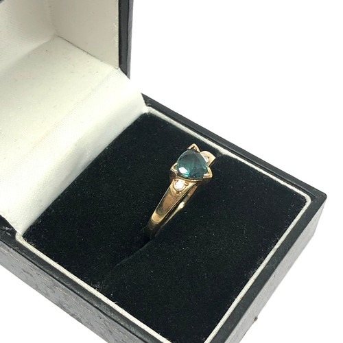 184 - 9ct gold diamond accented green chrysoberyl trilliant cut ring (2g)