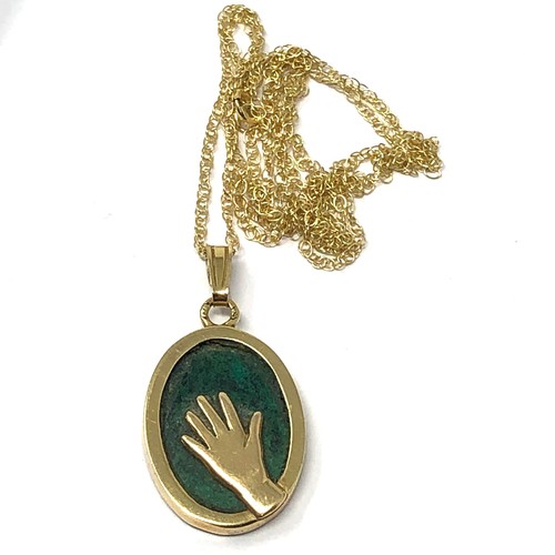 187 - 9ct gold serpentine waving hand pendant necklace (3.2g)