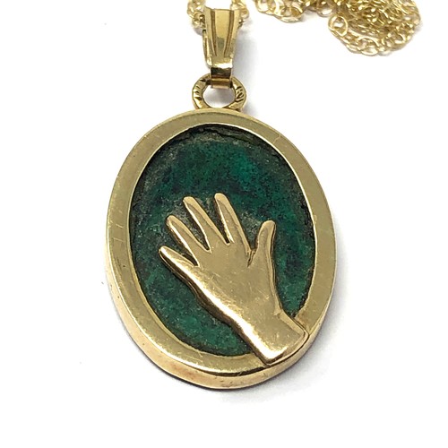 187 - 9ct gold serpentine waving hand pendant necklace (3.2g)