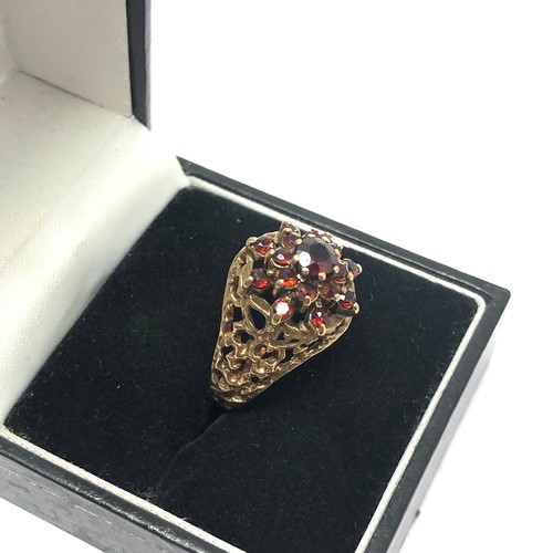 198 - 9ct gold modernist garnet cluster ring (4.6g)