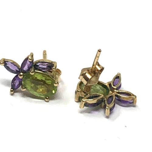 134 - 9ct gold peridot and amethyst set flower stud earrings (1.3g)