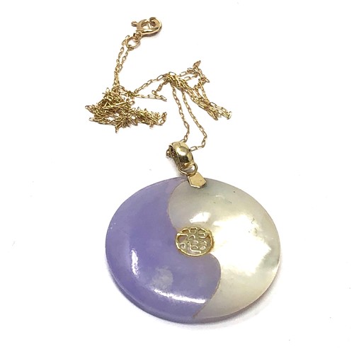 171 - 14ct gold mother of pearl and lavender jade yingyang pendant necklace (4.6g)