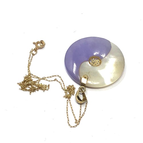 171 - 14ct gold mother of pearl and lavender jade yingyang pendant necklace (4.6g)