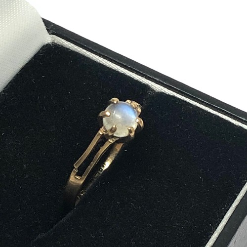 113 - 9ct gold vintage moonstone solitaire cathedral setting ring (1.2g)