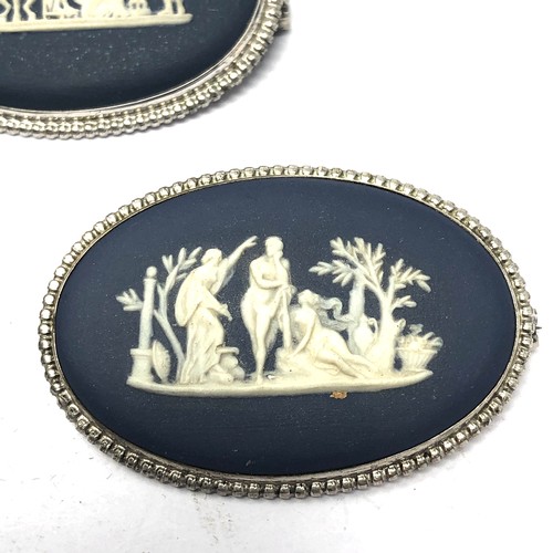 339 - 3 x .925 wedgwood jasperware brooches (33g)