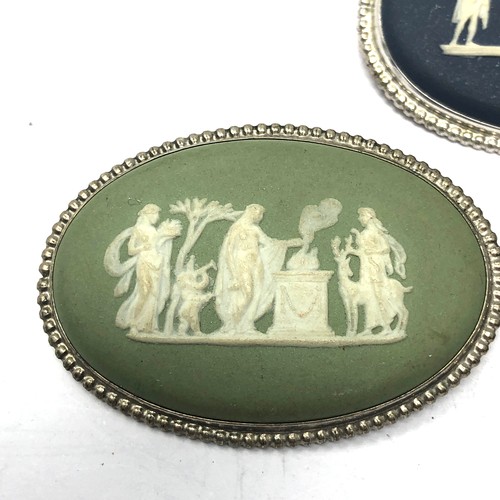 339 - 3 x .925 wedgwood jasperware brooches (33g)